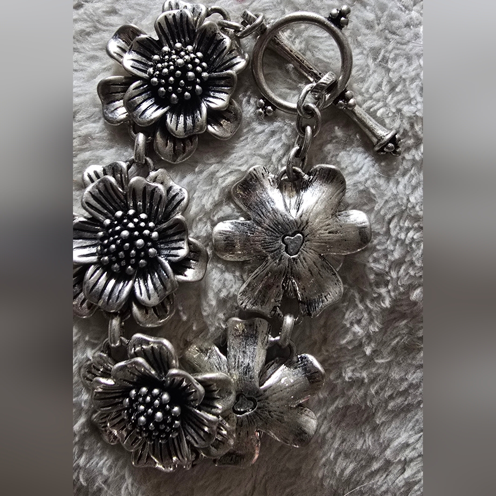 Lucky Brand Flower Silvertone Toggle Clasp Closure Bracelet NEW 7.5 "L.